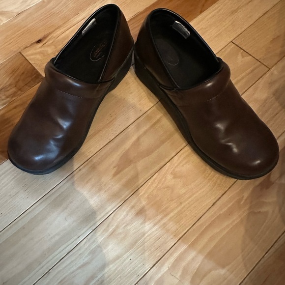 2 pairs Safe t step shoes in a clog, womens size 7 brown and size 7 1/2 black - Picture 2 of 8